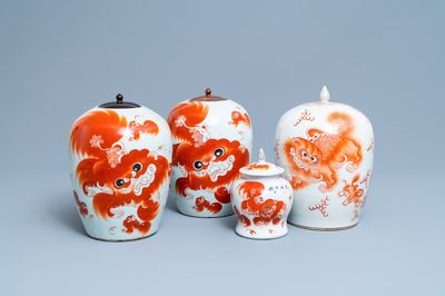 Quatre vases en porcelaine de Chine à décor en rouge de fer de lions bouddhistes, 19/20ème