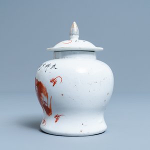 Quatre vases en porcelaine de Chine à décor en rouge de fer de lions bouddhistes, 19/20ème — photo 13