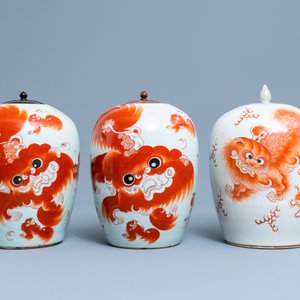Quatre vases en porcelaine de Chine à décor en rouge de fer de lions bouddhistes, 19/20ème — photo 2