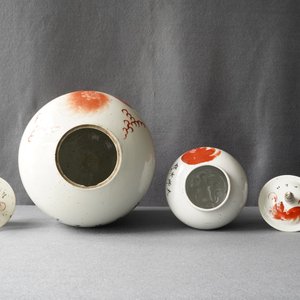 Quatre vases en porcelaine de Chine à décor en rouge de fer de lions bouddhistes, 19/20ème — photo 22