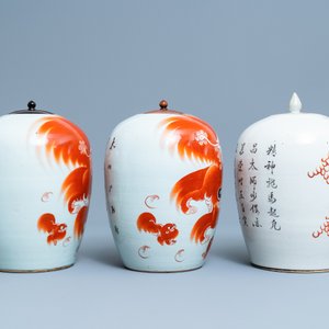 Quatre vases en porcelaine de Chine à décor en rouge de fer de lions bouddhistes, 19/20ème — photo 3