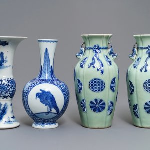 Quatre vases en porcelaine de Chine bleu, blanc et céladon, 19/20ème — photo 3