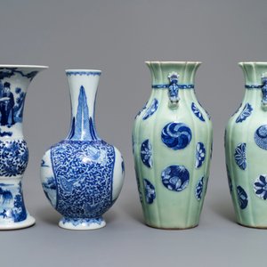 Quatre vases en porcelaine de Chine bleu, blanc et céladon, 19/20ème — photo 4