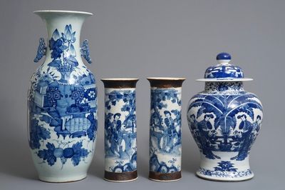 Quatre vases en porcelaine de Chine bleu et blanc, 19ème