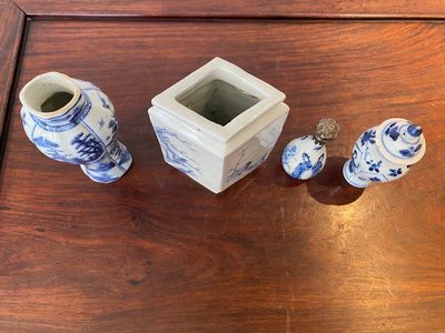 Quatre vases en porcelaine de Chine en bleu et blanc, Kangxi et postérieur — photo 3