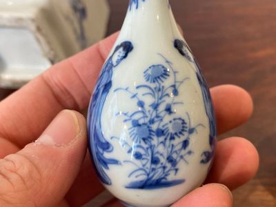 Quatre vases en porcelaine de Chine en bleu et blanc, Kangxi et postérieur — photo 9