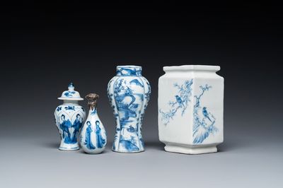 Quatre vases en porcelaine de Chine en bleu et blanc, Kangxi et postérieur