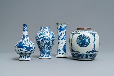 Quatre vases en porcelaine de Chine en bleu et blanc, Kangxi