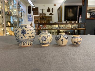Quatre vases en porcelaine de Chine en bleu et blanc, Ming — photo 1