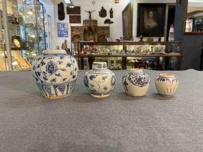 Quatre vases en porcelaine de Chine en bleu et blanc, Ming — photo 2