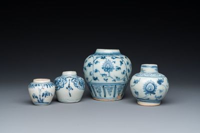 Quatre vases en porcelaine de Chine en bleu et blanc, Ming