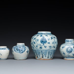 Quatre vases en porcelaine de Chine en bleu et blanc, Ming — photo 3