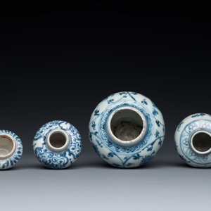 Quatre vases en porcelaine de Chine en bleu et blanc, Ming — photo 6