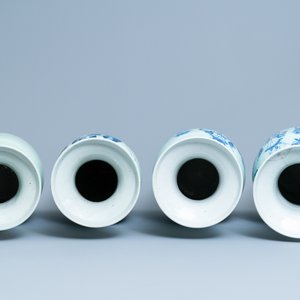 Quatre vases en porcelaine de Chine en bleu et blanc sur fond céladon, 19ème — photo 5