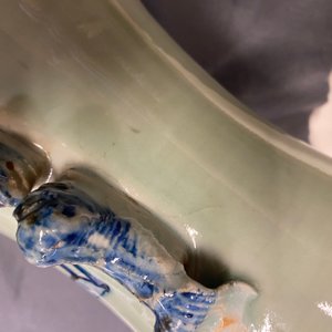 Quatre vases en porcelaine de Chine en bleu et blanc sur fond céladon, 19ème — photo 8