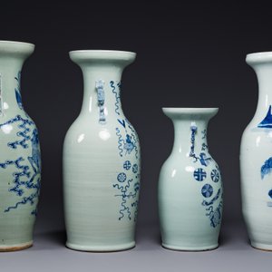 Quatre vases en porcelaine de Chine en bleu et blanc sur fond céladon, 19ème — photo 4