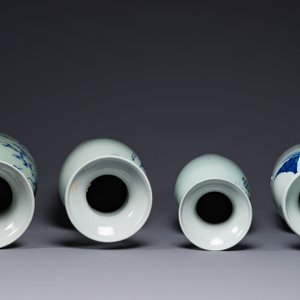 Quatre vases en porcelaine de Chine en bleu et blanc sur fond céladon, 19ème — photo 5