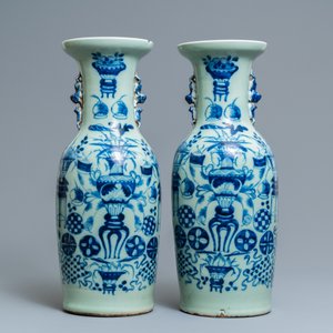 Quatre vases en porcelaine de Chine en bleu et blanc sur fond céladon, 19ème — photo 2