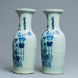 Quatre vases en porcelaine de Chine en bleu et blanc sur fond céladon, 19ème — photo 5