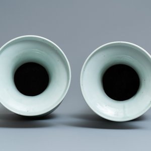 Quatre vases en porcelaine de Chine en bleu et blanc sur fond céladon, 19ème — photo 7