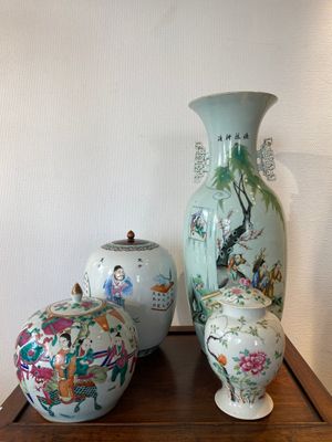 Quatre vases en porcelaine de Chine famille rose, 19/20ème — photo 1