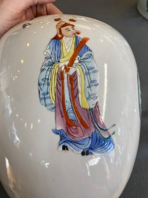 Quatre vases en porcelaine de Chine famille rose, 19/20ème — photo 7