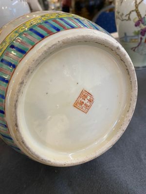 Quatre vases en porcelaine de Chine famille rose, 20ème — photo 3