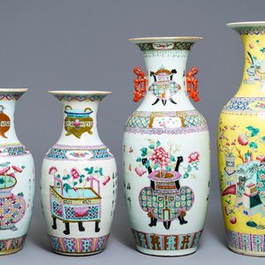 Quatre vases en porcelaine de Chine famille rose à décor d'antiquités, 19ème — photo 1