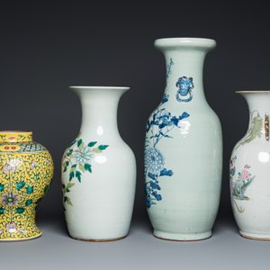 Quatre vases en porcelaine de Chine famille rose et à fond céladon, 19/20ème — photo 3