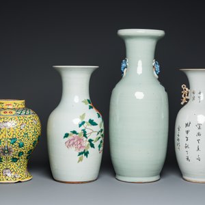 Quatre vases en porcelaine de Chine famille rose et à fond céladon, 19/20ème — photo 4