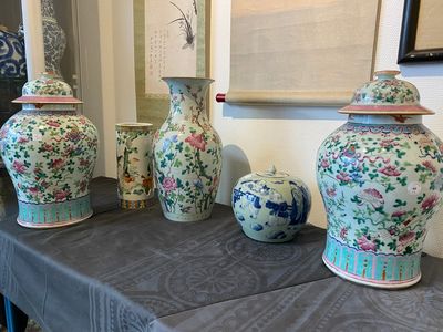 Quatre vases en porcelaine de Chine famille rose et un pot couvert en bleu et blanc sur fond céladon, 19ème — photo 1