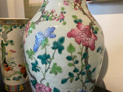 Quatre vases en porcelaine de Chine famille rose et un pot couvert en bleu et blanc sur fond céladon, 19ème — photo 5