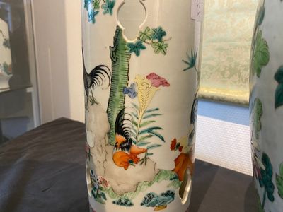 Quatre vases en porcelaine de Chine famille rose et un pot couvert en bleu et blanc sur fond céladon, 19ème — photo 6