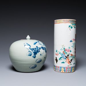 Quatre vases en porcelaine de Chine famille rose et un pot couvert en bleu et blanc sur fond céladon, 19ème — photo 11
