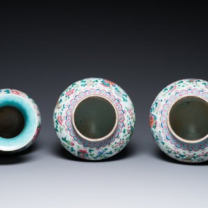 Quatre vases en porcelaine de Chine famille rose et un pot couvert en bleu et blanc sur fond céladon, 19ème — photo 6