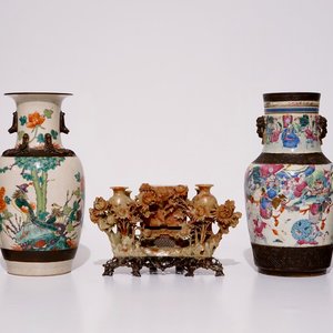 Quatre vases en porcelaine de Chine famille rose et verte de type craquelé et un porte-cigarettes en pierre de savon, 19/20ème — photo 1