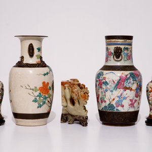 Quatre vases en porcelaine de Chine famille rose et verte de type craquelé et un porte-cigarettes en pierre de savon, 19/20ème — photo 2