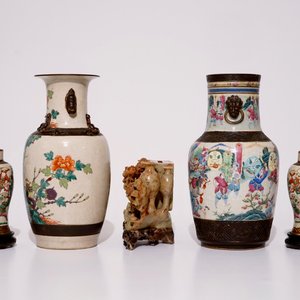 Quatre vases en porcelaine de Chine famille rose et verte de type craquelé et un porte-cigarettes en pierre de savon, 19/20ème — photo 4