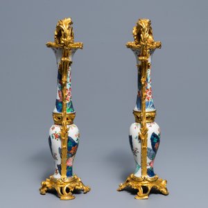 Quatre vases en porcelaine de Chine famille rose recomposés à deux aux montures en bronze doré, Qianlong — photo 4