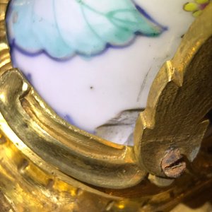 Quatre vases en porcelaine de Chine famille rose recomposés à deux aux montures en bronze doré, Qianlong — photo 9