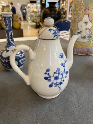 Quatre vases en porcelaine de Chine famille rose, un bol et une verseuse couverte en bleu et blanc, 19ème — photo 12