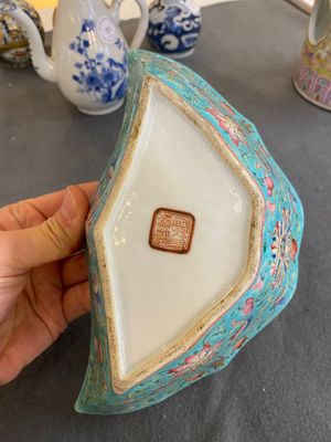 Quatre vases en porcelaine de Chine famille rose, un bol et une verseuse couverte en bleu et blanc, 19ème — photo 18