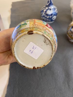 Quatre vases en porcelaine de Chine famille rose, un bol et une verseuse couverte en bleu et blanc, 19ème — photo 3