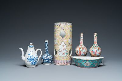 Quatre vases en porcelaine de Chine famille rose, un bol et une verseuse couverte en bleu et blanc, 19ème