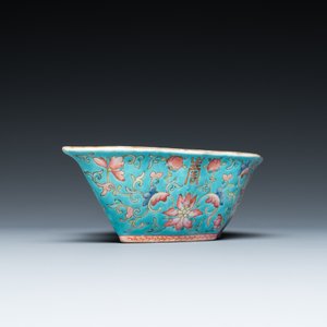 Quatre vases en porcelaine de Chine famille rose, un bol et une verseuse couverte en bleu et blanc, 19ème — photo 15