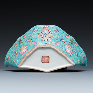 Quatre vases en porcelaine de Chine famille rose, un bol et une verseuse couverte en bleu et blanc, 19ème — photo 18