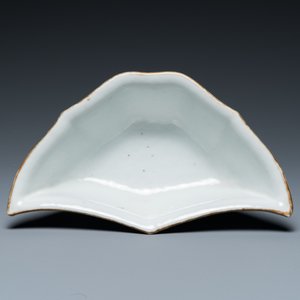 Quatre vases en porcelaine de Chine famille rose, un bol et une verseuse couverte en bleu et blanc, 19ème — photo 19