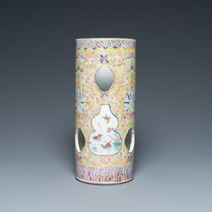 Quatre vases en porcelaine de Chine famille rose, un bol et une verseuse couverte en bleu et blanc, 19ème — photo 2