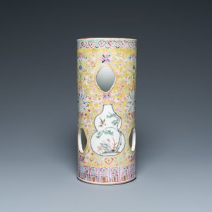 Quatre vases en porcelaine de Chine famille rose, un bol et une verseuse couverte en bleu et blanc, 19ème — photo 5