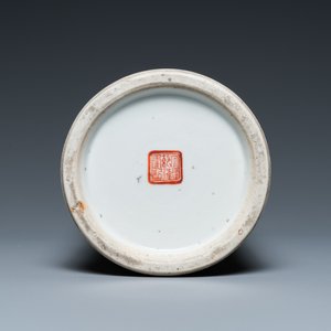 Quatre vases en porcelaine de Chine famille rose, un bol et une verseuse couverte en bleu et blanc, 19ème — photo 7